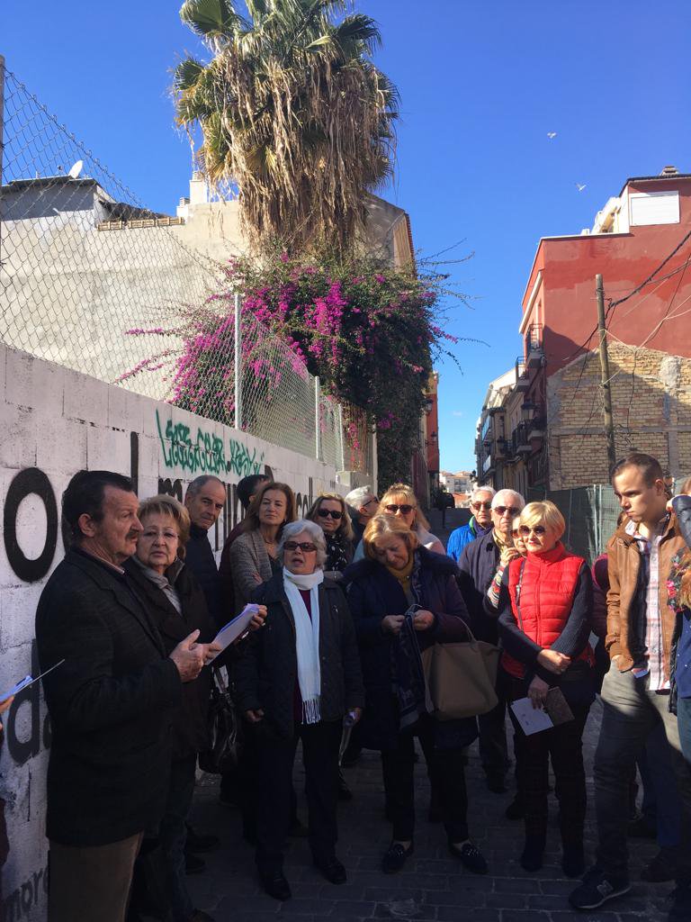 Gente reunida en una reunión de vecinos